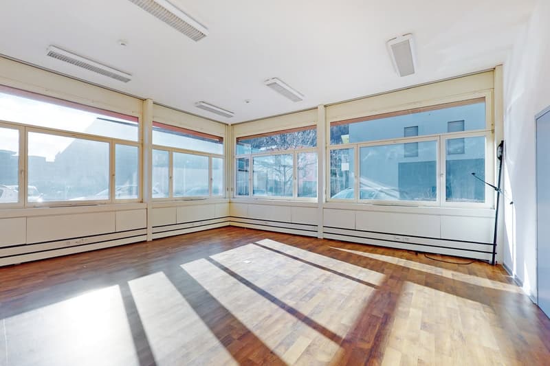 Commercial space of 125m2 on the ground floor - strategic accessibility in Manno (4)