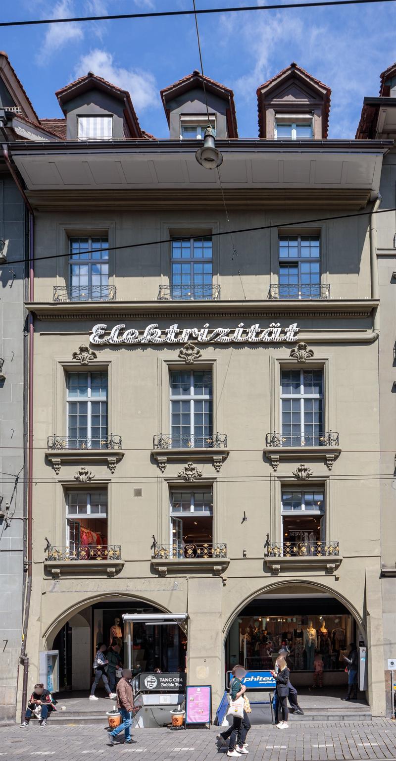 Mein neues Büro im Haus mit der ältesten Leuchschrift von Bern! (1)