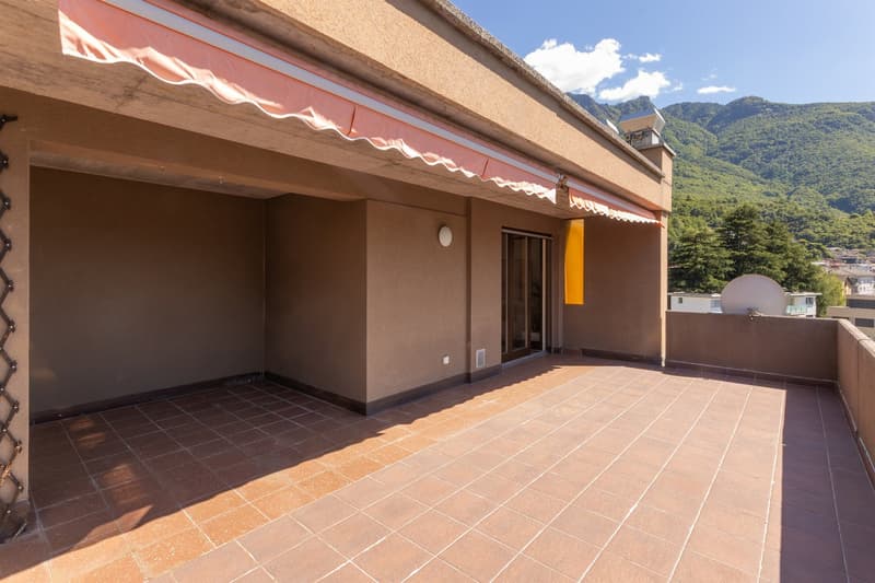 Ampio attico con camino e terrazza panoramica a Giubiasco (9)