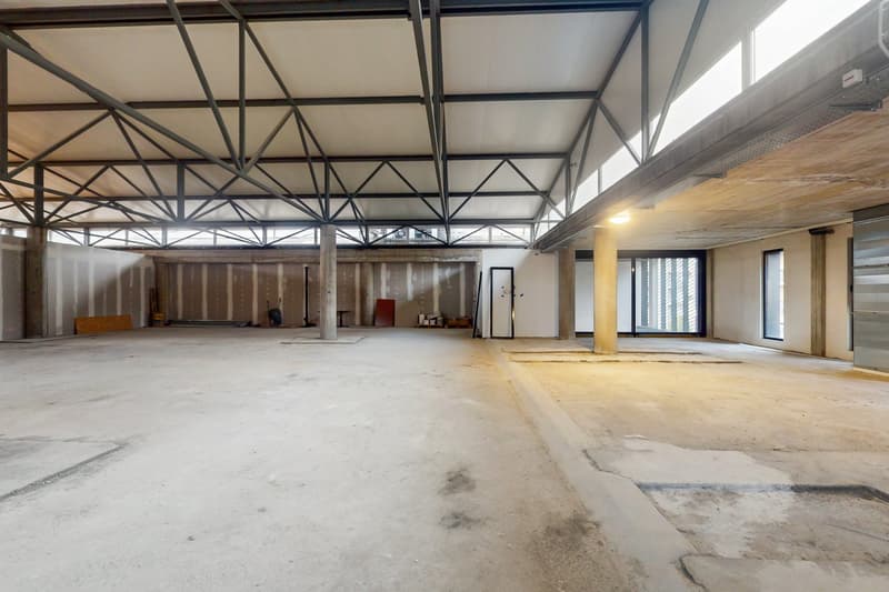 Spacious Open Space in strategic location (5)