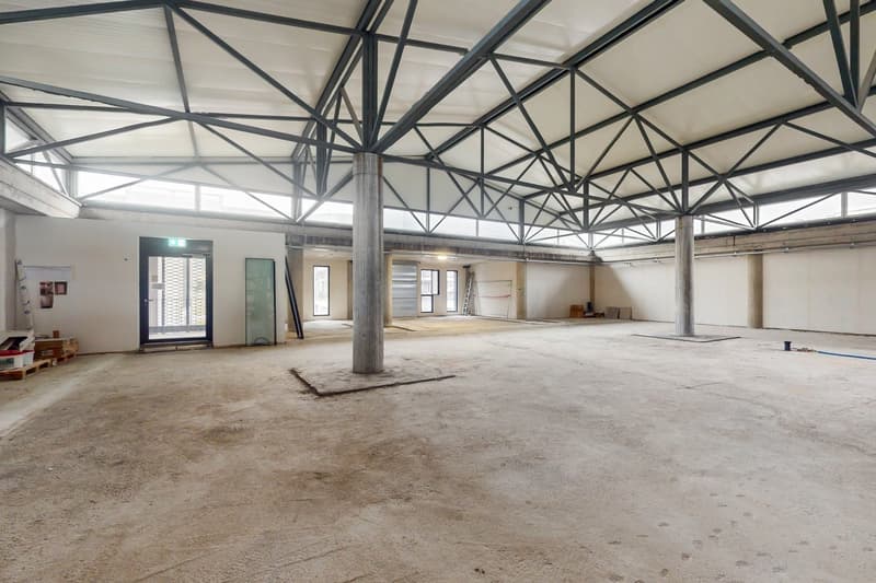 Spacious Open Space in strategic location (2)