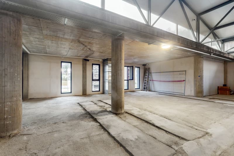 Spacious Open Space in strategic location (4)