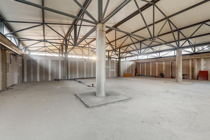 Spacious Open Space in strategic location (6)
