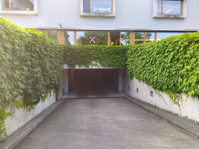 Motorradplatz in moderner Einstellhalle (2)