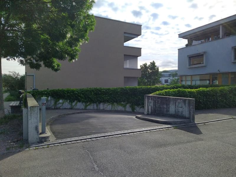 Motorradplatz in moderner Einstellhalle (3)