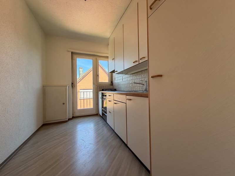 Zentrale und helle Wohnung in gepflegtem Quartier, befristet für 1 Jahr. (2)