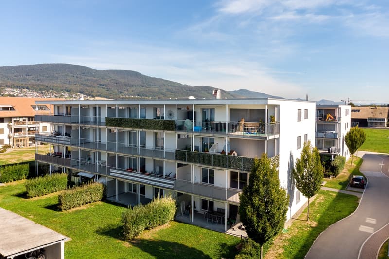 Ampio e luminoso appartamento con area di seduta! (2)