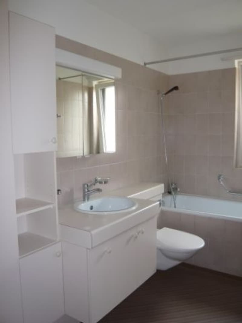 Relaxed living and residential area with balcony overlooking green spaces (5)