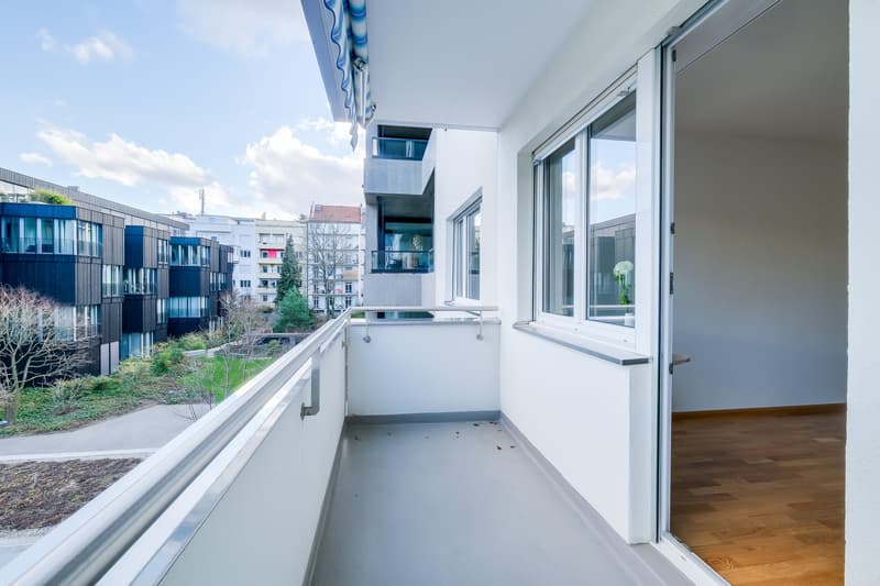 Near SBB train station with large balcony (4)
