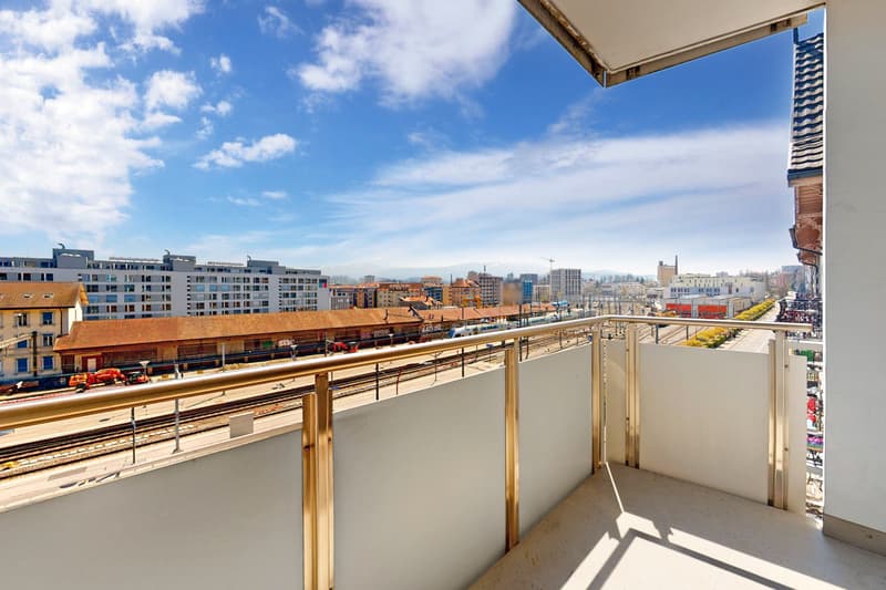 Close to the train station and city center! (10)