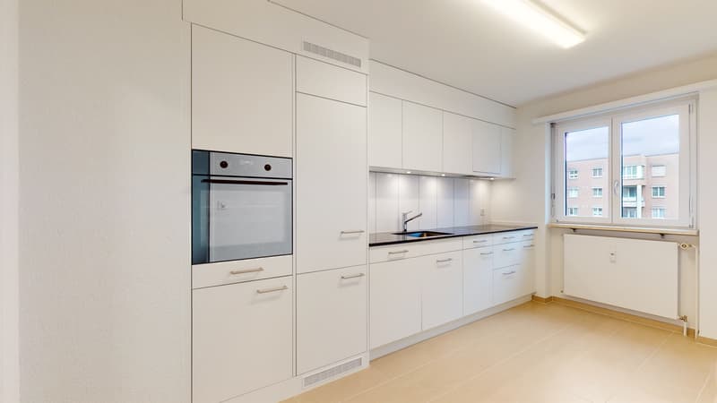 Entrare e sentirsi a casa con arredamento di alta qualità e ottima posizione! (3)
