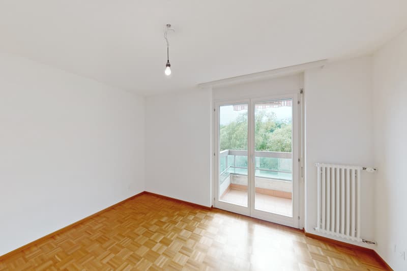 Spacious rooms, double services and possibility to install your own washing machine (6)