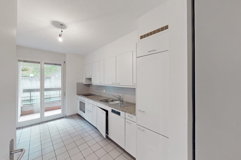 Spacious rooms, double services and possibility to install your own washing machine (3)