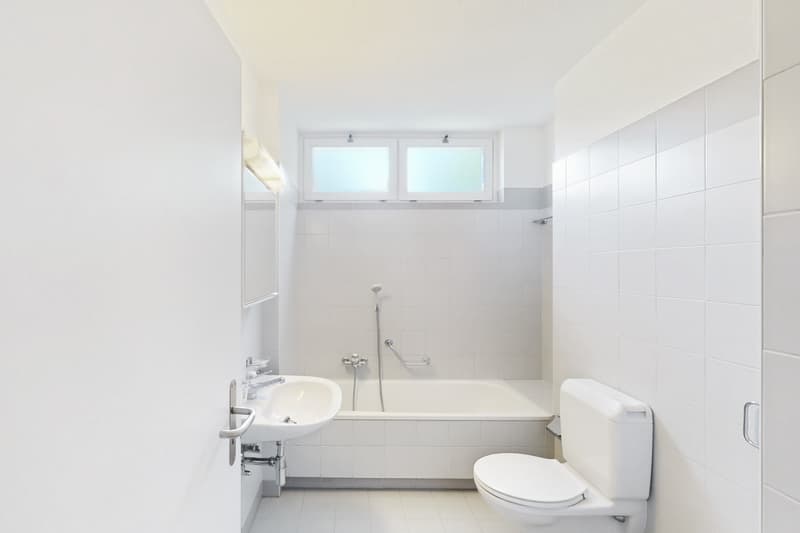 Spacious rooms, double services and possibility to install your own washing machine (7)