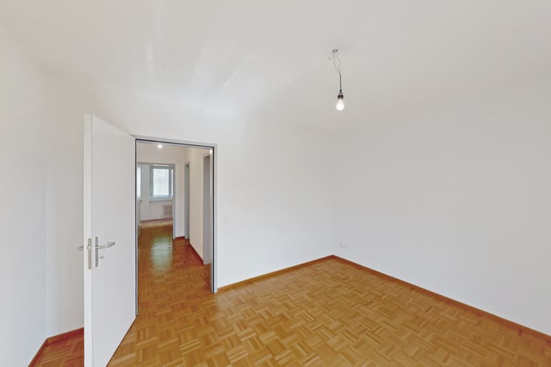 Spacious rooms, double services and possibility to install your own washing machine (4)