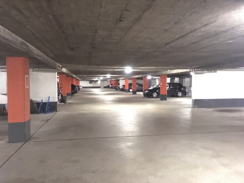 Einstellplatz in grosser Tiefgarage zu vermieten (1)