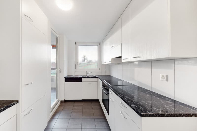 Bright apartment with great views of the green! (2)