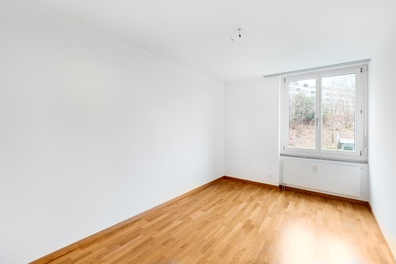 Bright apartment with great views of the green! (5)
