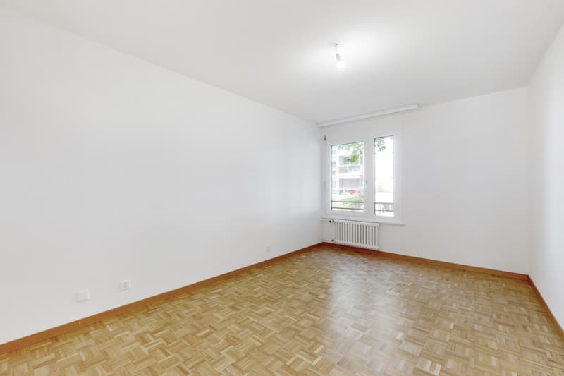 Three-room apartment on the ground floor (9)
