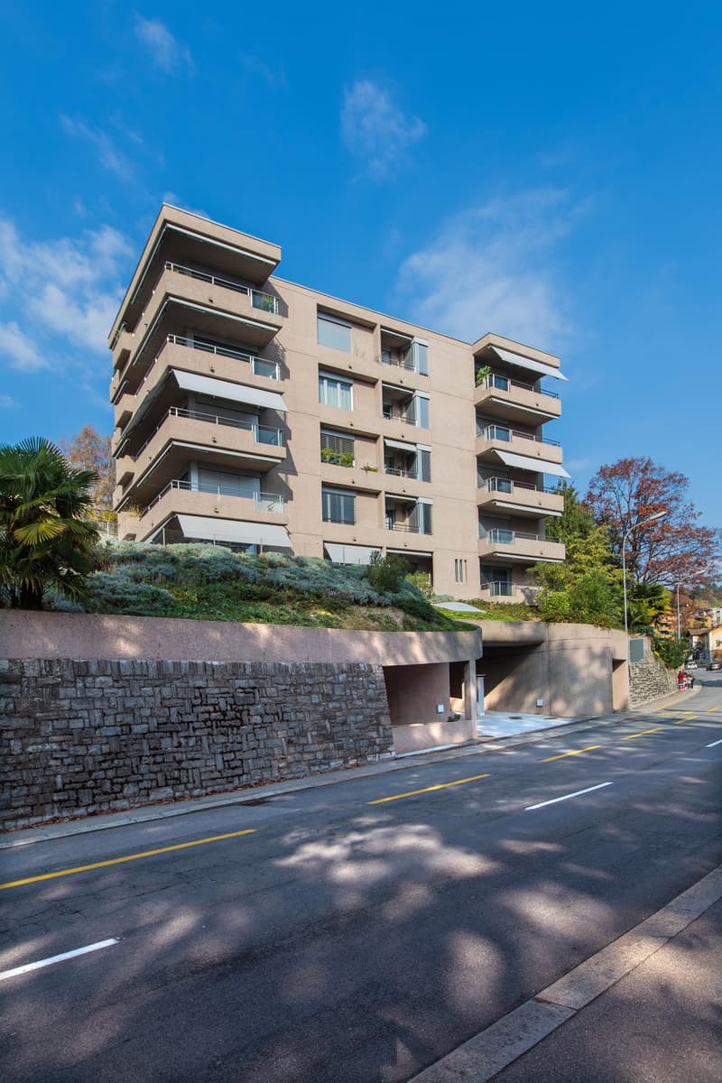 Elegance and panorama: breathtaking lake view, just two steps from the center (1)