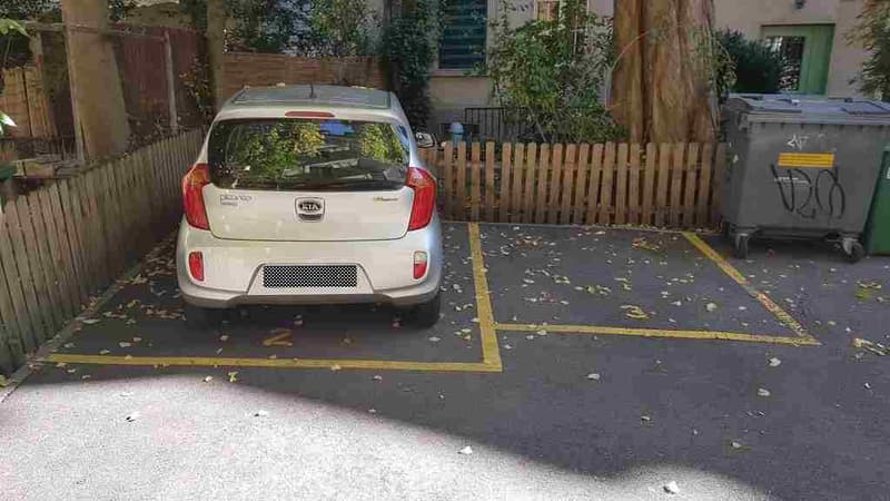 Kleiner Parkplatz an zentraler Lage (2)