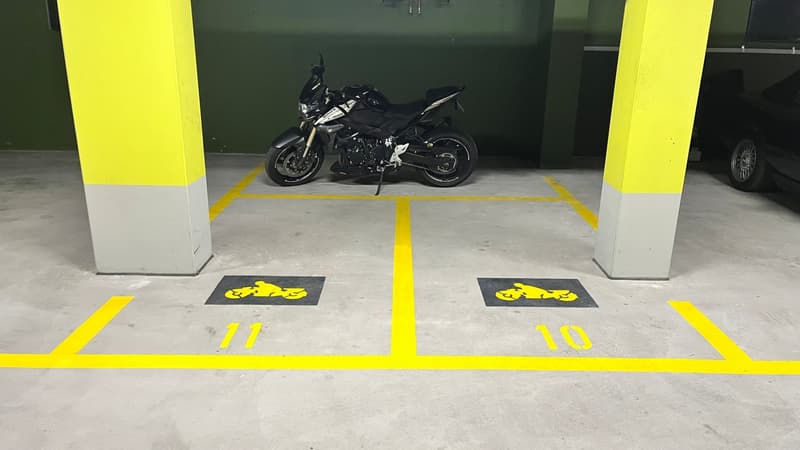 Motorradparkplatz in Einstellhalle zu vermieten (2)