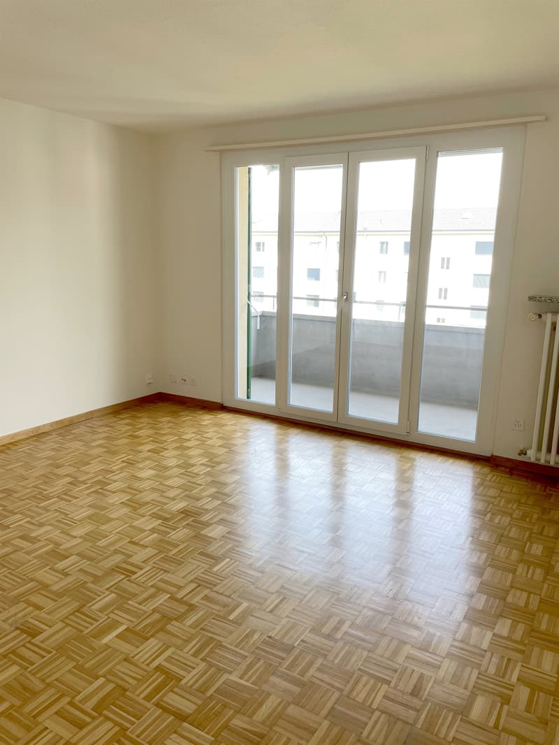 Helle 4-Zimmer-Wohnung mit Balkon an zentraler Lage in Emmenbrücke (3)