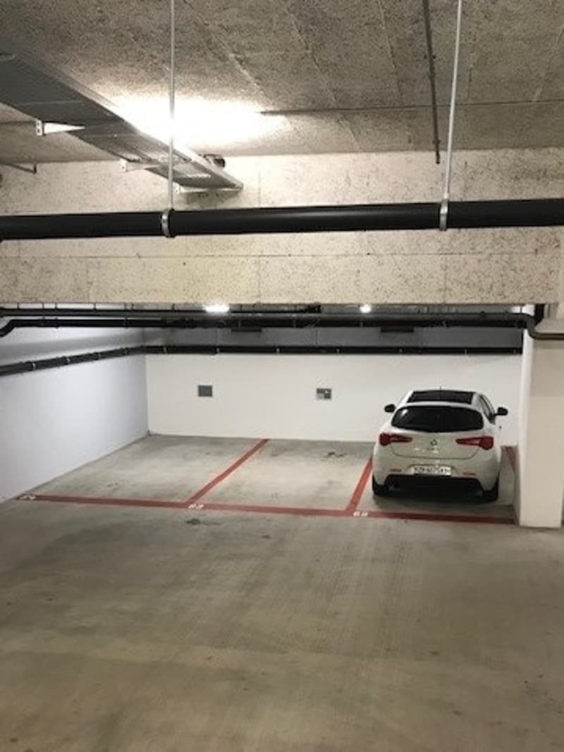 Einstellplatz im Kreis 4 zu vermieten! (2)