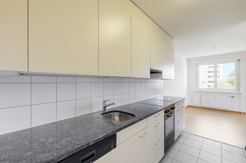 Helle Wohnung in beliebter, ruhiger Lage mit grossem Balkon.... (2)