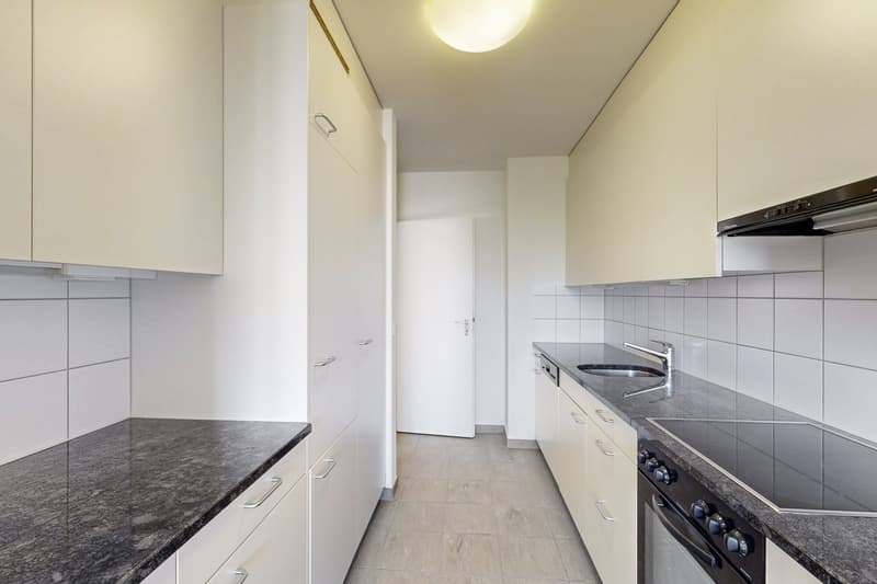 Helle Wohnung in beliebter, ruhiger Lage mit grossem Balkon.... (3)