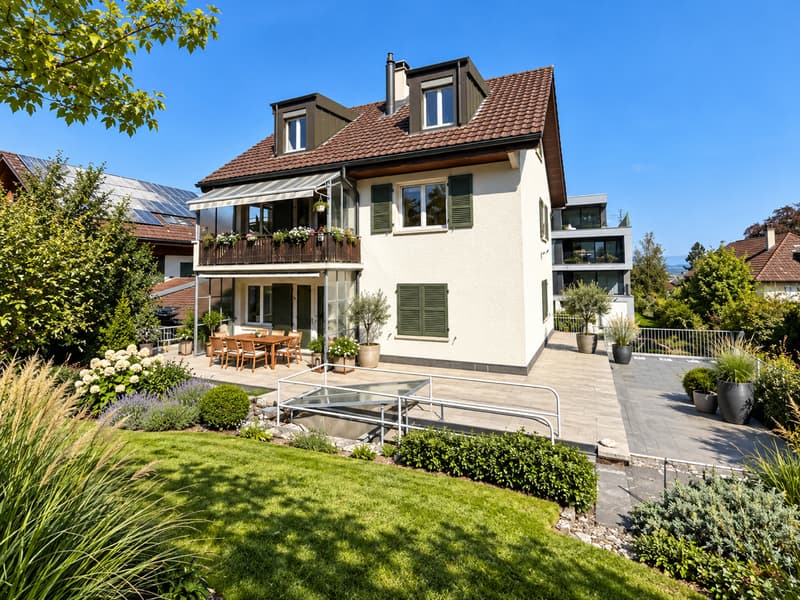 Charmantes Zweifamilienhaus mit Gewerbe im Spiegel (1)