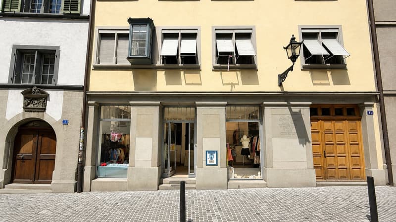 Eingang und Schaufenster Ladenfläche