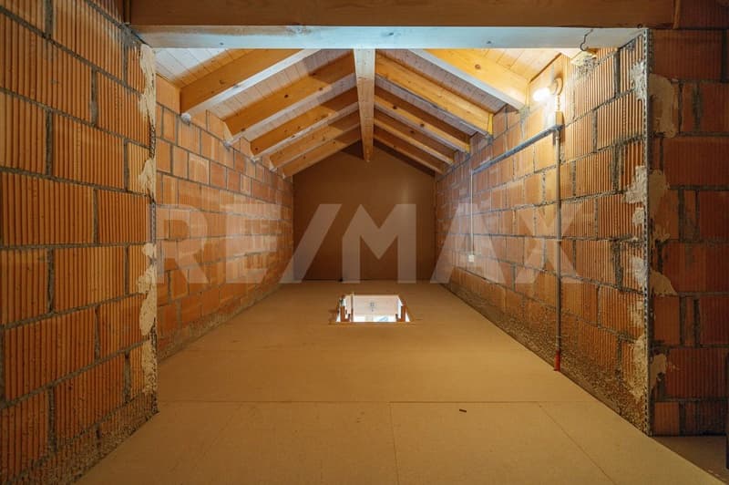 3.5-room attic apartment with balcony and carport in Lauterbrunnen (9)