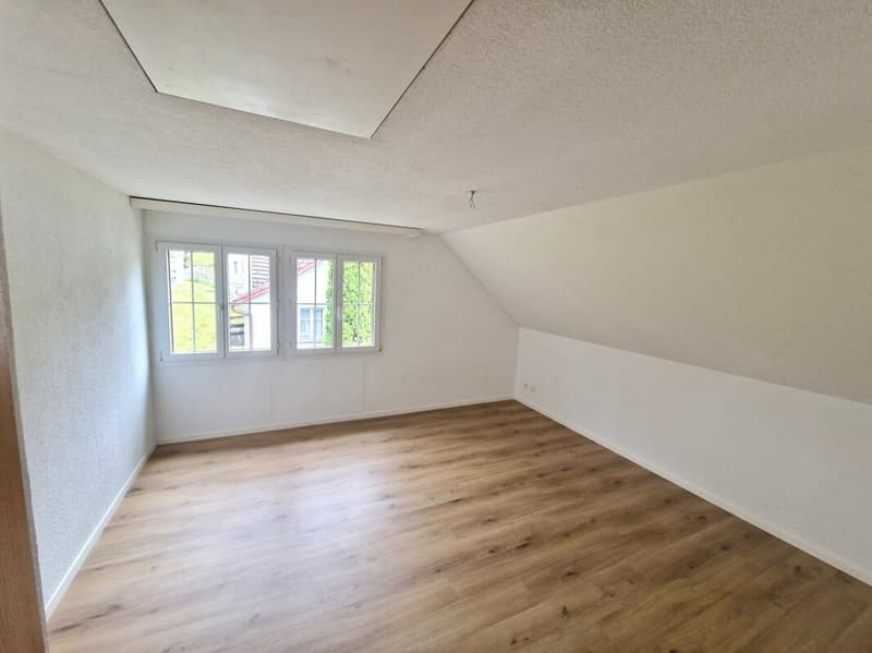 well-maintained and beautiful living with plenty of space (10)