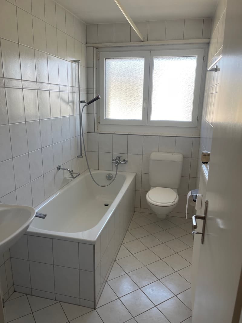 preiswerte 4-Zimmerwohnung mit Balkon und Aussicht (4)
