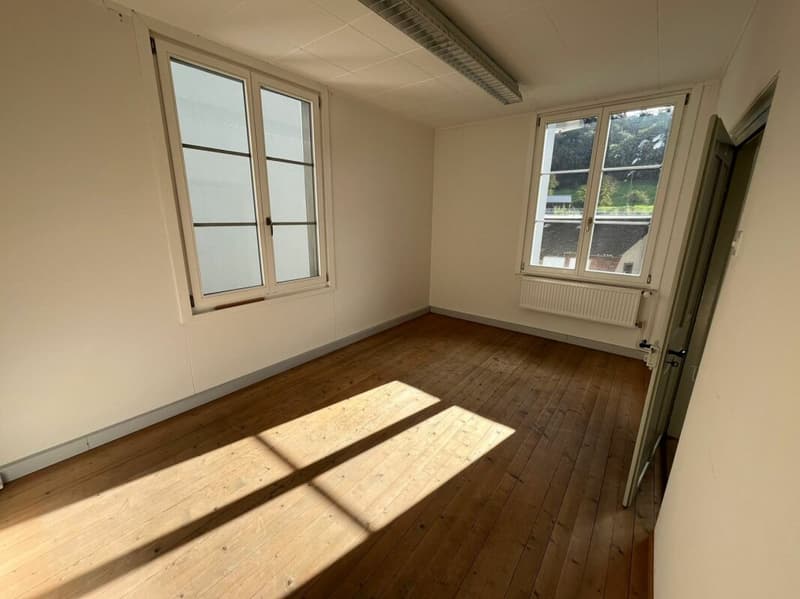200m² as commercial space or 1-2 apartments (12)