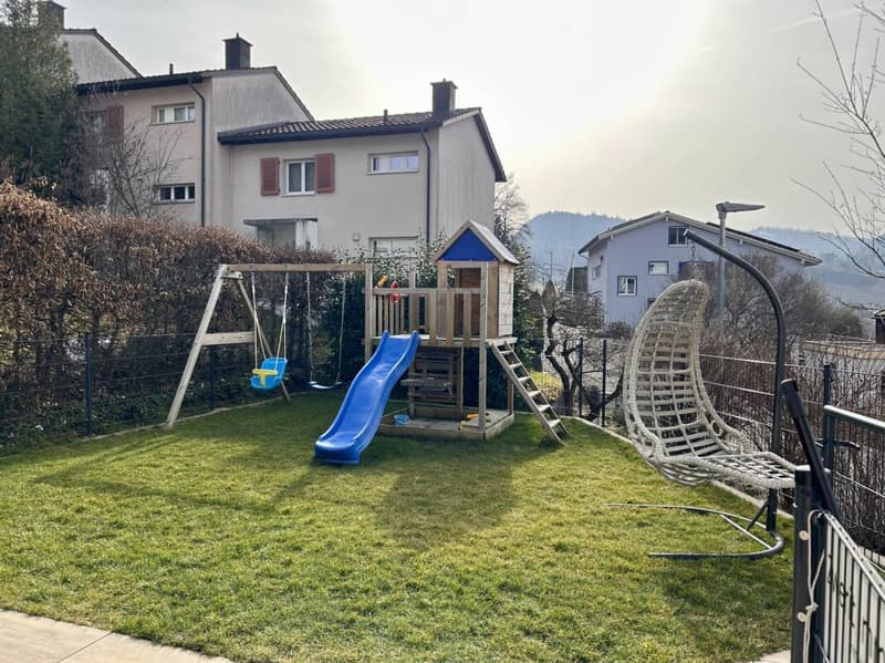Row house in sunny hillside location with garage (13)
