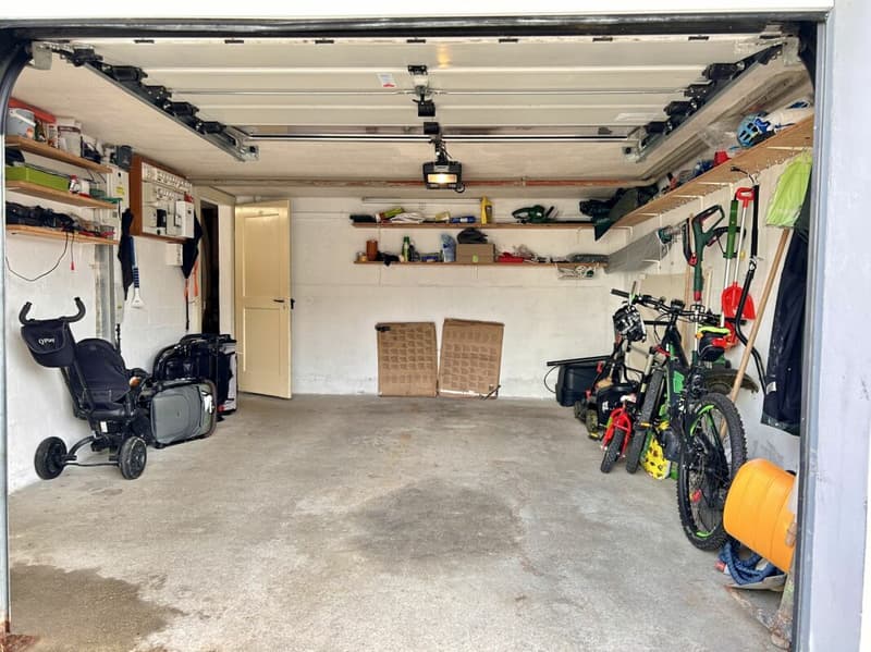 Row house in sunny hillside location with garage (14)