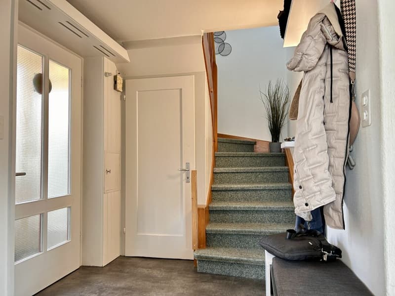 Row house in sunny hillside location with garage (11)