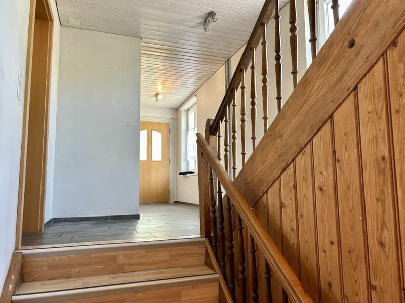 Zweifamilienhaus mit Scheune und Umschwung (8)
