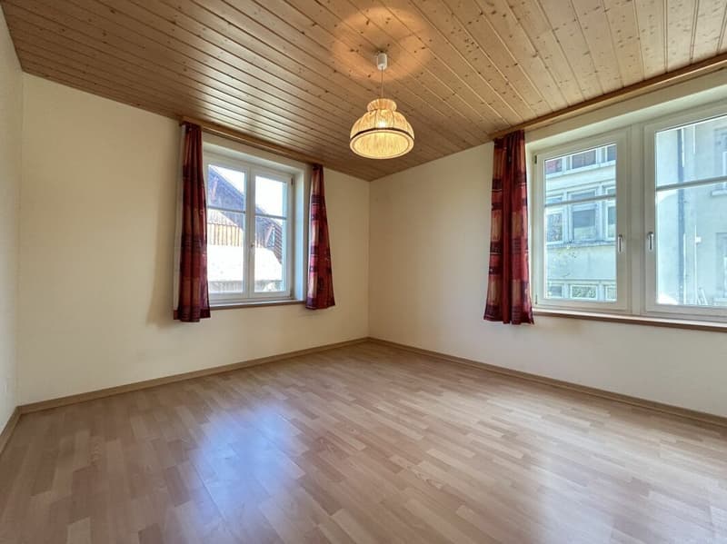 Zweifamilienhaus mit Scheune und Umschwung (4)