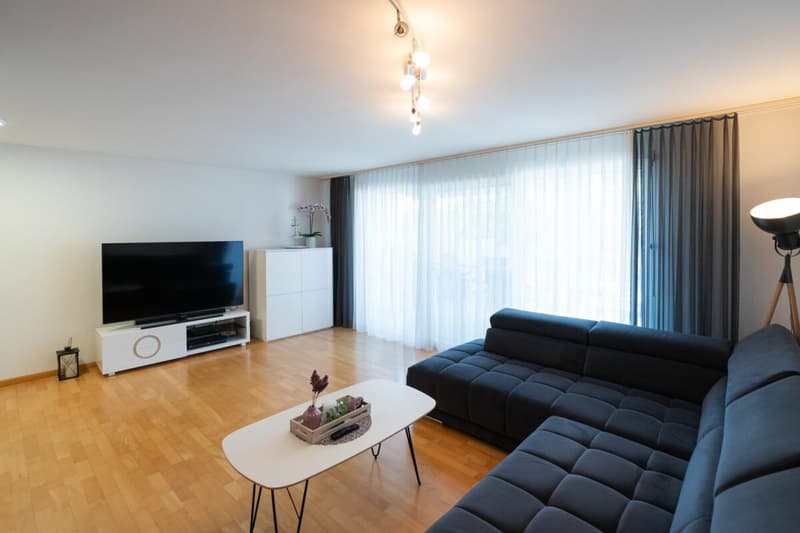 Espace de vie - maison mitoyenne bien entretenue dans un emplacement attractif. (2)