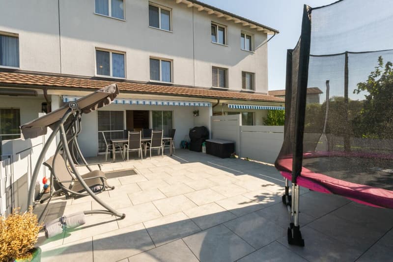 Espace de vie - maison mitoyenne bien entretenue dans un emplacement attractif. (5)