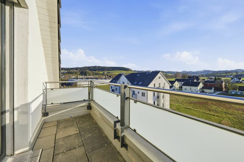 Appartement mansardé spacieux avec beaucoup de lumière et trois balcons (18)