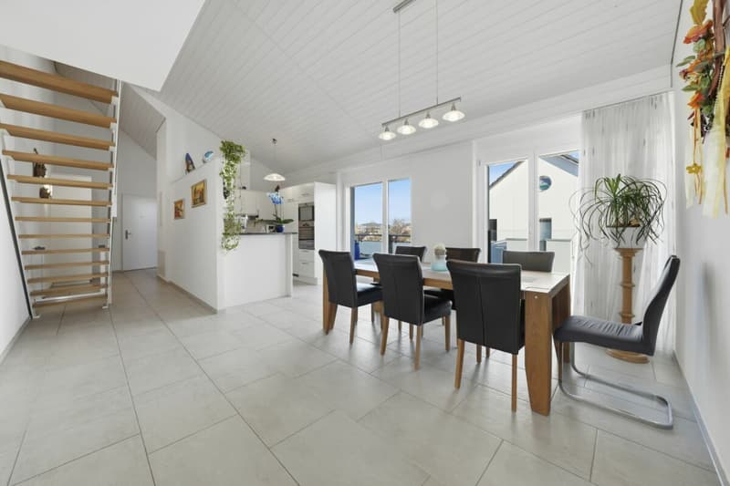 Appartement mansardé spacieux avec beaucoup de lumière et trois balcons (5)