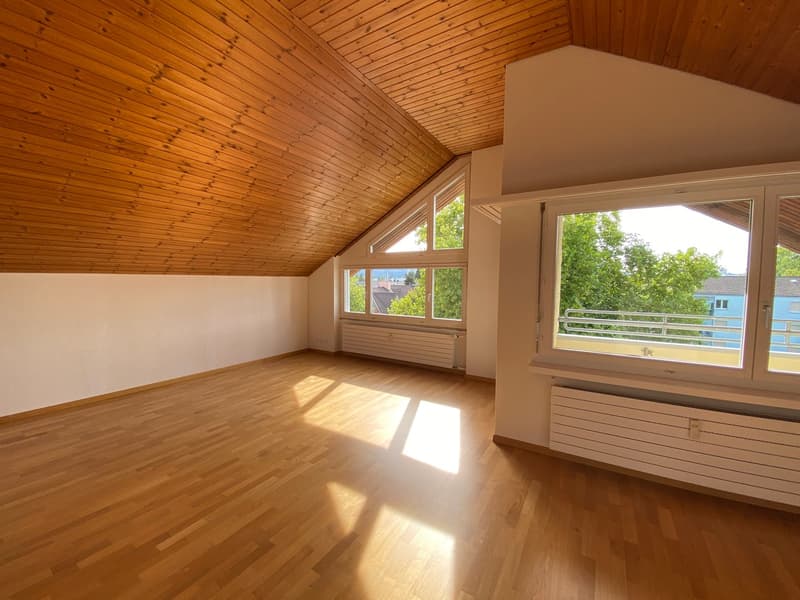 *Frisch renovierte 2.5-Zimmerwohnung im Dachgeschoss* (1)