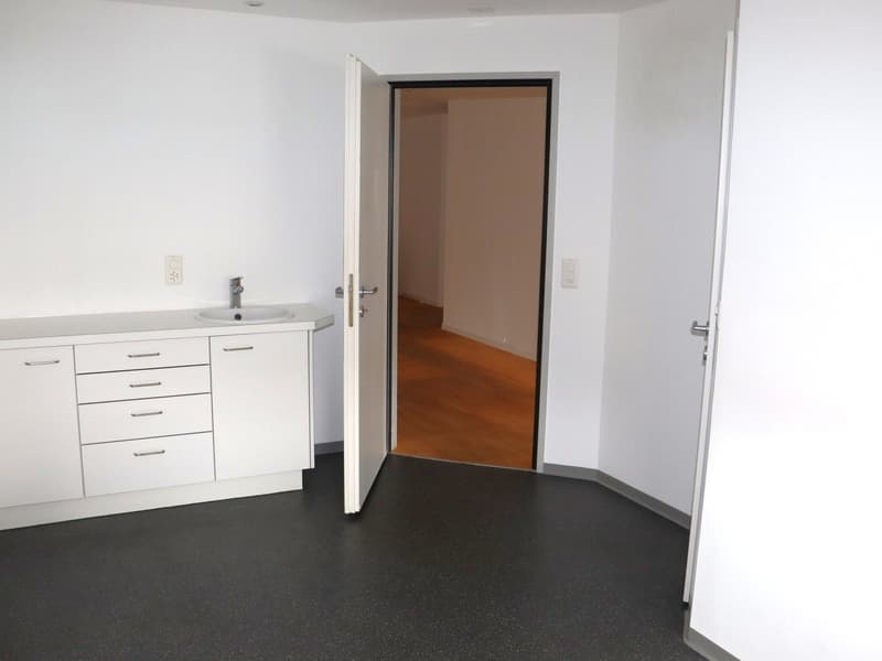 Interesting office/practice/commercial spaces in a very good pedestrian location (5)
