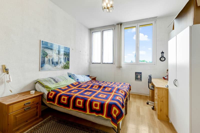 Stately residential and commercial building with two large apartments and versatile commercial space in a central location (29)