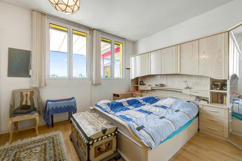 Stately residential and commercial building with two large apartments and versatile commercial space in a central location (24)