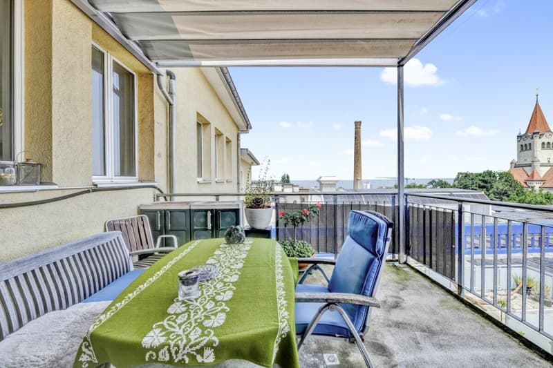 Stately residential and commercial building with two large apartments and versatile commercial space in a central location (14)
